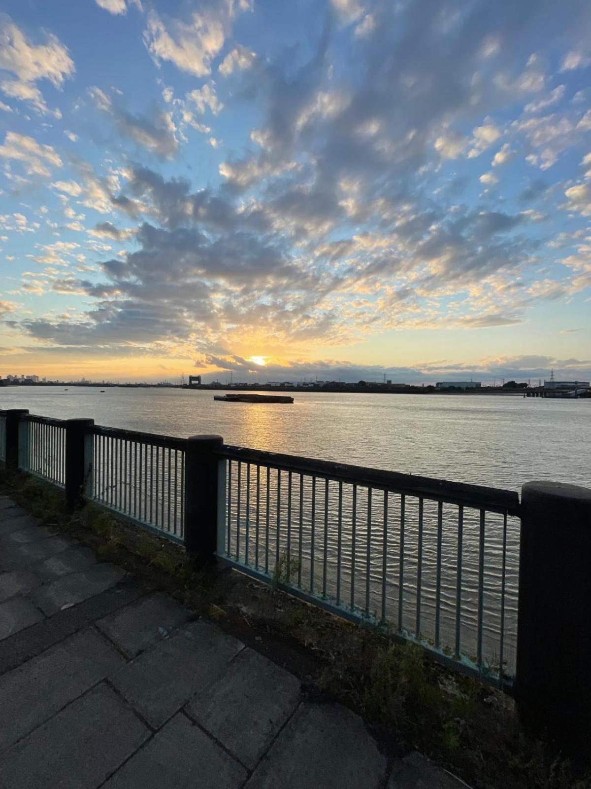 Fantastic Studio, Private Bathroom And Mini Kitchen. Thamesmead  Exterior foto